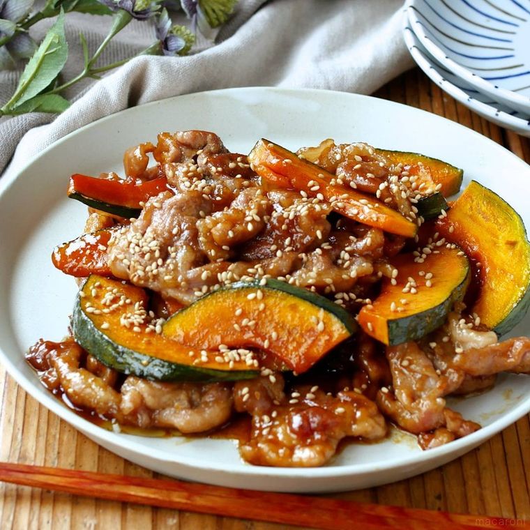白色の丸皿に盛られたかぼちゃと豚肉の甘辛炒め