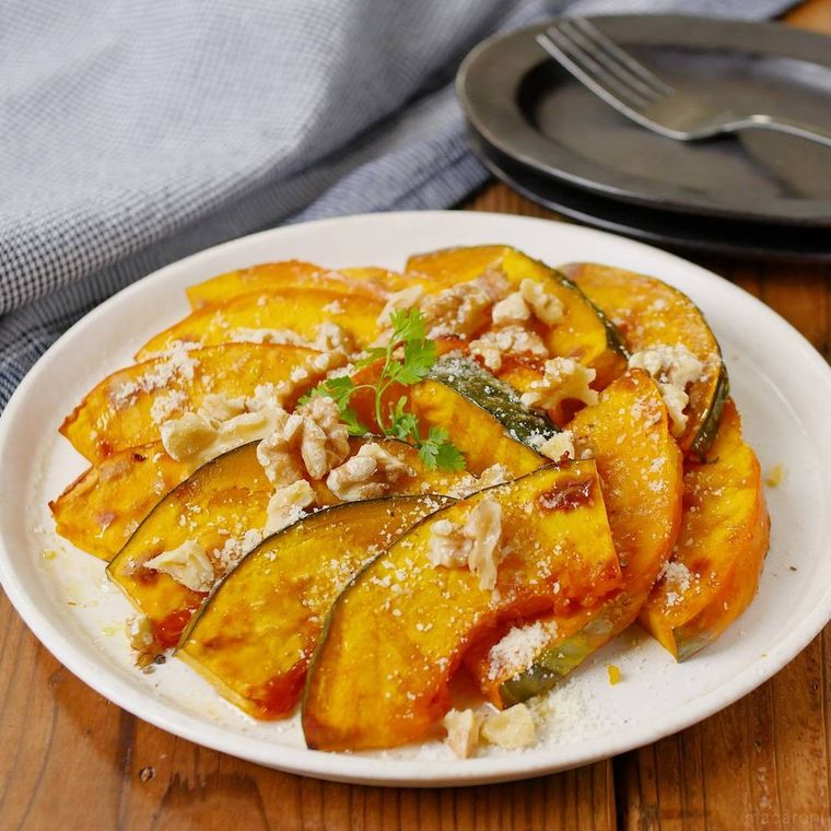 白色の丸皿に盛られたかぼちゃのトースター焼きはちみつかけ