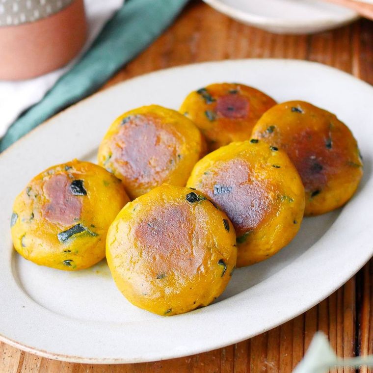 白色の楕円の皿に盛られたかぼちゃ団子