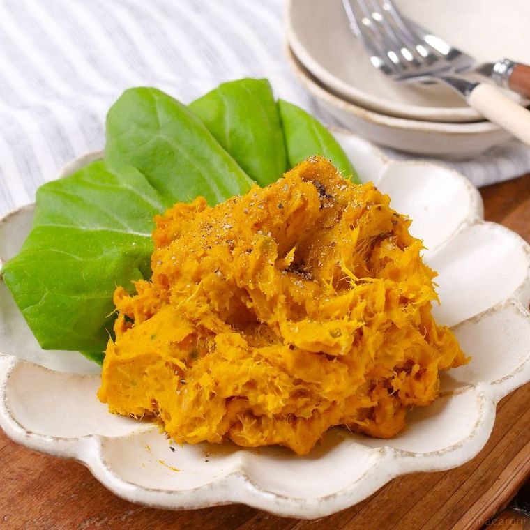 菊型の白色の皿に盛られたかぼちゃのツナマヨサラダ