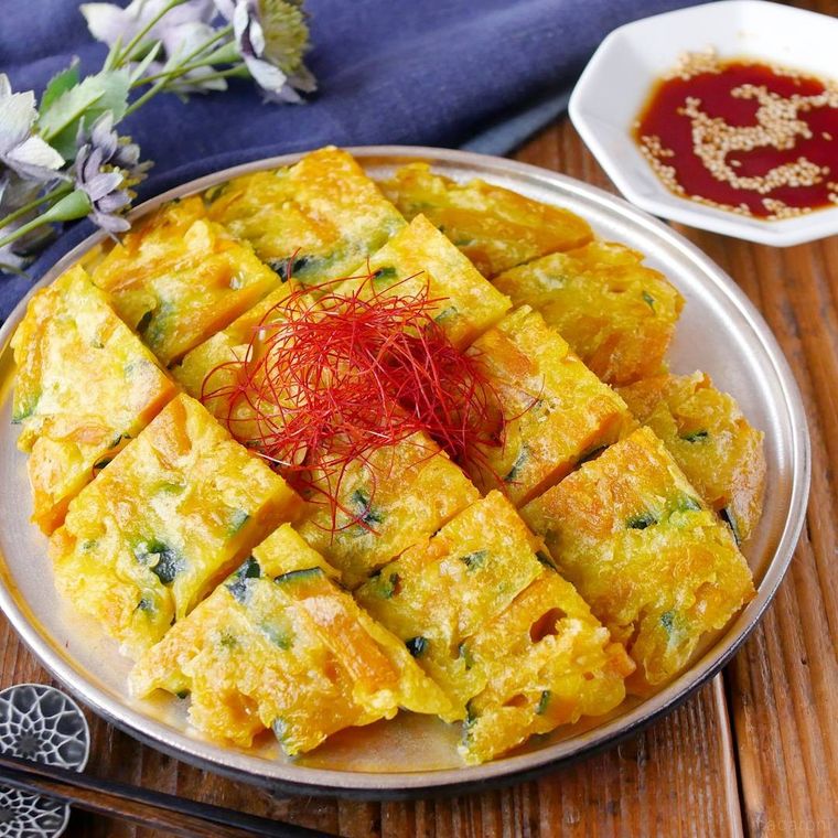 銀色の丸皿に盛られたかぼちゃのチーズチヂミ