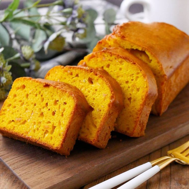 木製のボードに並んだかぼちゃのパウンドケーキ