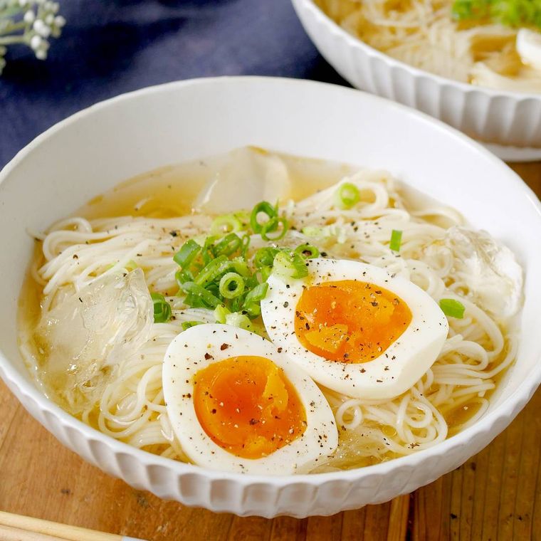 白い皿に盛り付けた鶏ガラにんにくごま油そうめん