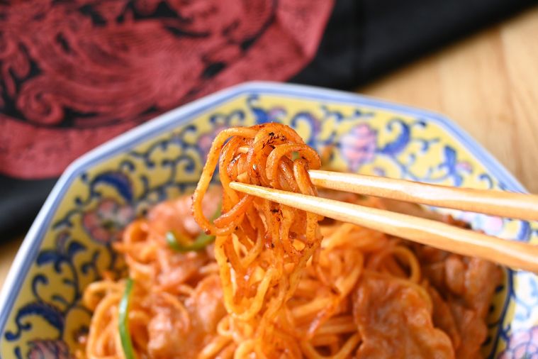 中華麺で作ったナポリタンの麺を箸で持ち上げる様子