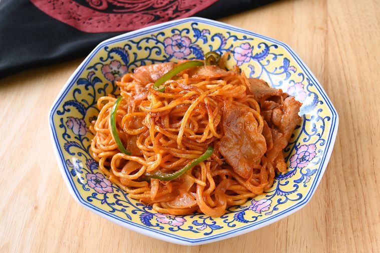 八角形の皿に盛り付けた町中華ナポリタン