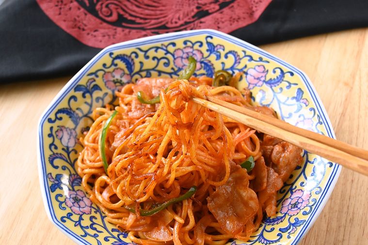 町中華ナポリタンを箸で持ち上げる様子