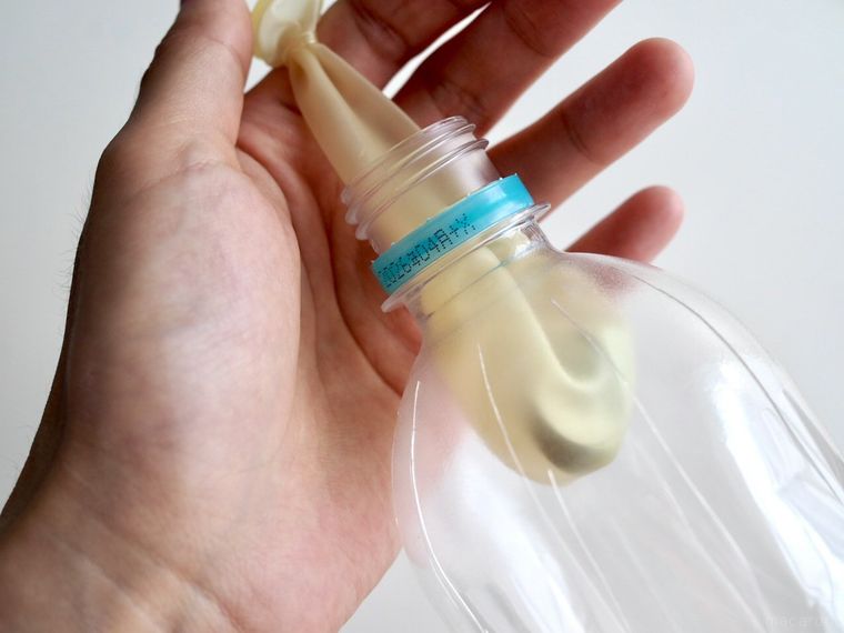 ペットボトルに風船を入れているところ