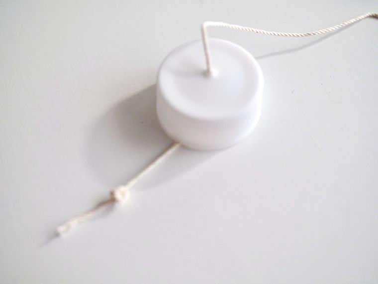 キャップに紐を取り付けたところ