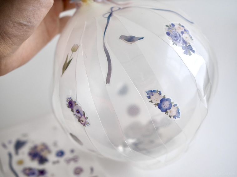 シールを貼っているところ