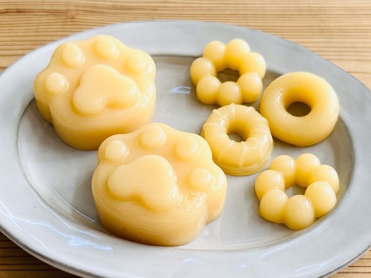 ヤクルトで作ったグミが皿に盛られた様子