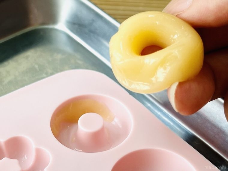 ヤクルトで作ったグミを型から外した様子