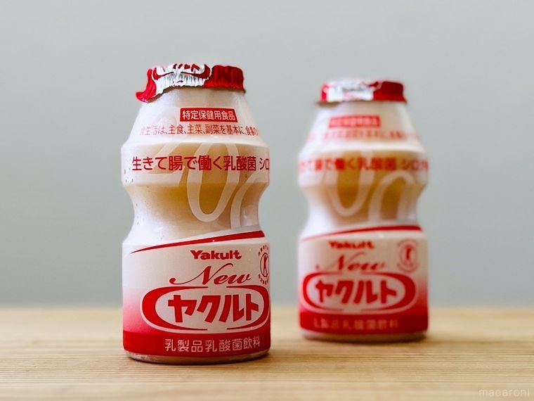 テーブルの上にヤクルトが置かれている様子
