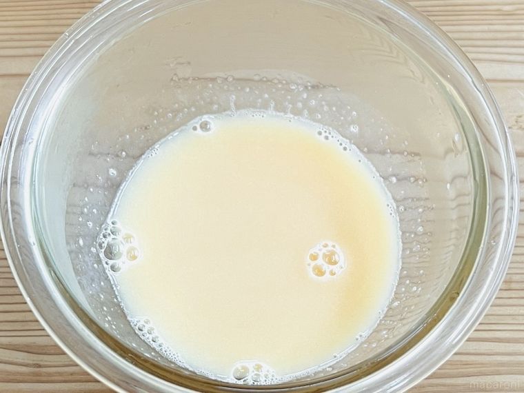 ヤクルト、水、粉ゼラチンを電子レンジで加熱した様子