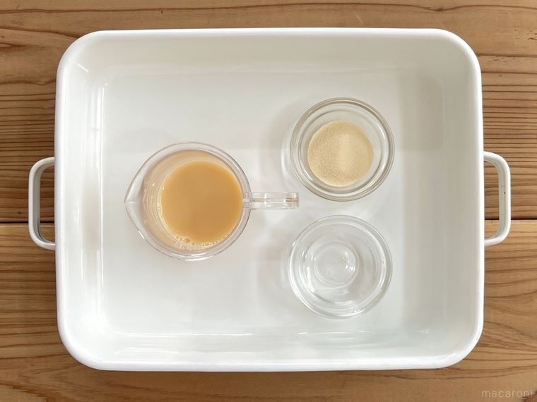 バットの上にヤクルト、粉ゼラチン、水が置かれている様子