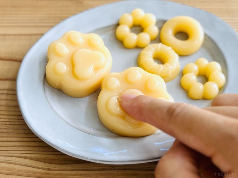 ヤクルトで作ったグミを指で押している様子