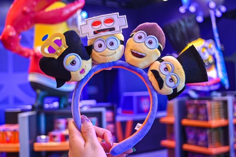 カチューシャを持っているところ