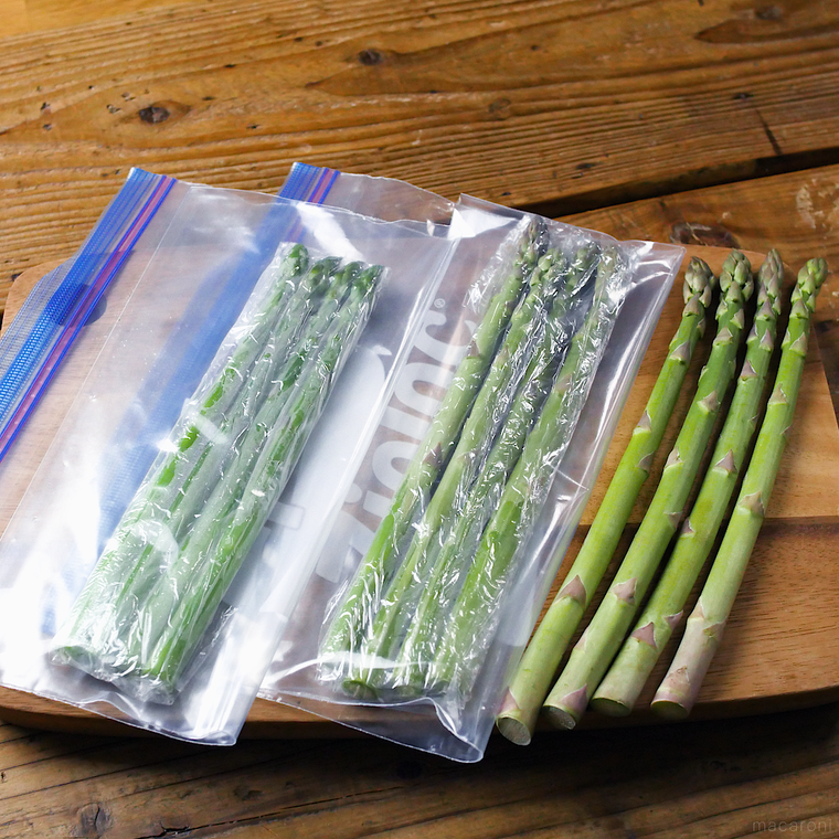 アスパラガスをフリーザーバッグに入れたもの