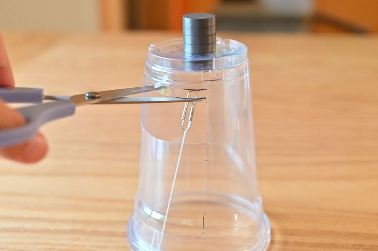 クリップと磁石の間にはさみを入れている