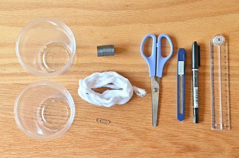 テーブルに並んでいる工作用の道具