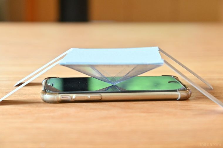 スマホのうえに3Dホログラムをセットしている