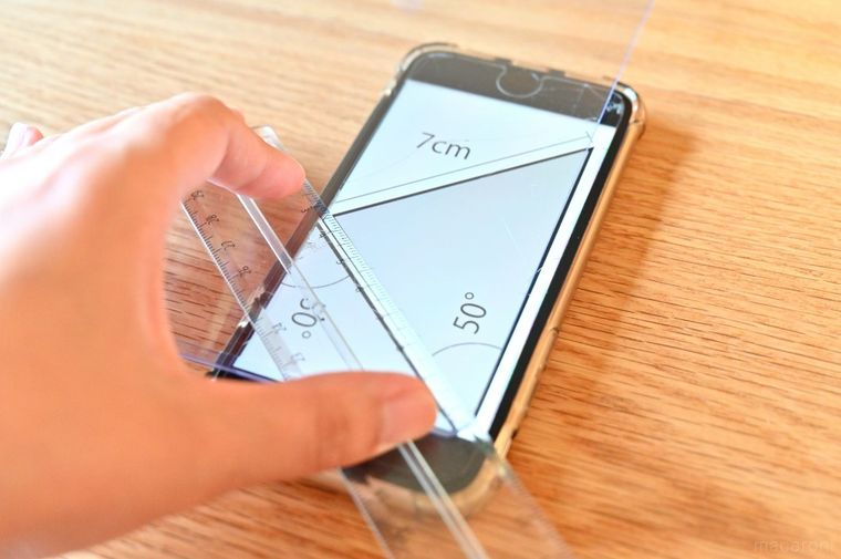 スマホ画面の三角形を写し絵している