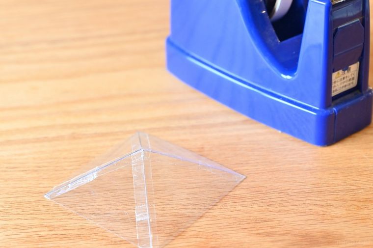 透明なピラミッドとセロハンテープ