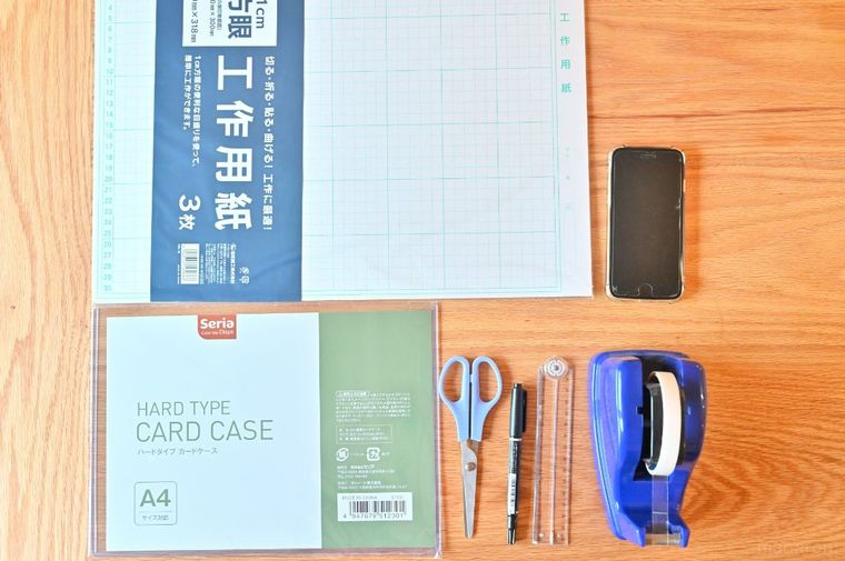 工作用紙やはさみなど複数の文房具が並んでいる