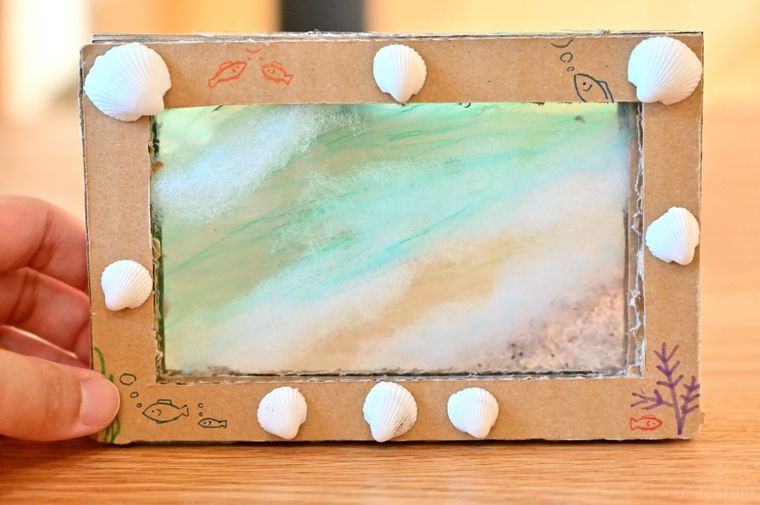 貝殻や魚のイラストがついたダンボール枠の3Dイラスト