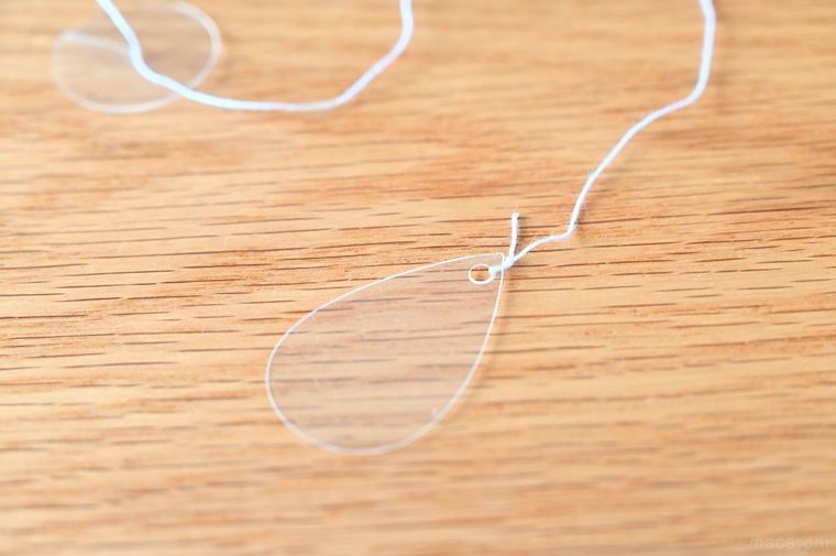 糸の端にしずくパーツをつけている