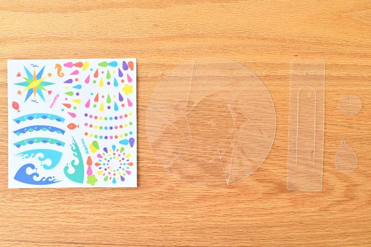 シールシートと4つの透明パーツ