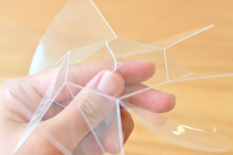 小さい穴に糸を通している