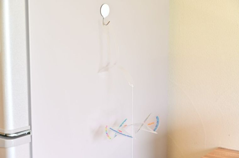 冷蔵庫側面に風車モビールを設置している