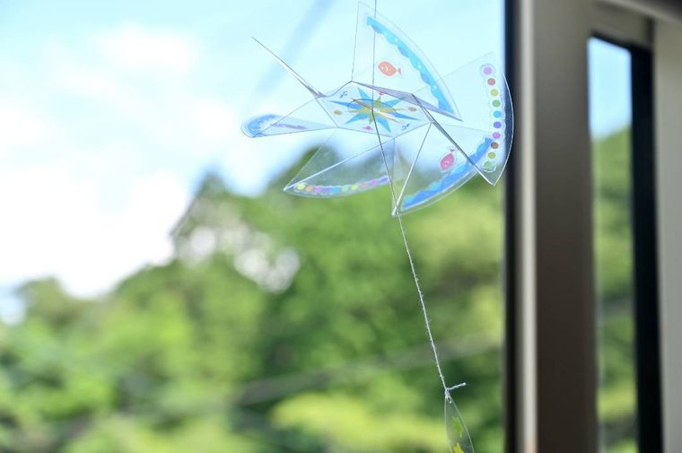 窓際で揺れている風車モビール