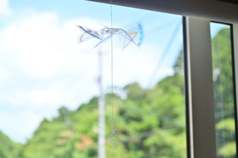窓辺に吊るされた風車モビール