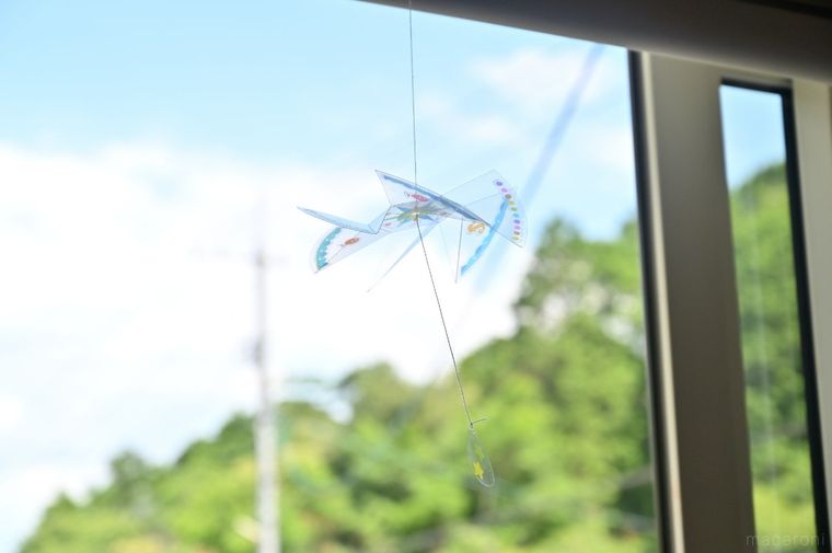 揺れている風車モビール