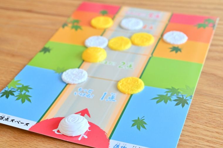 台紙の上に複数のパーツが散らばっている