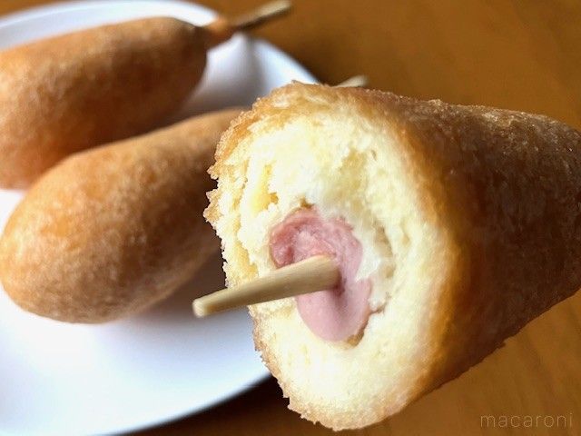 温められたアメリカンドックのソーセージが見えている