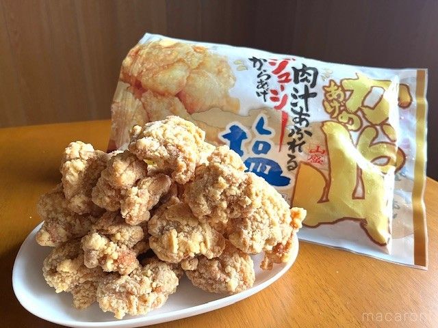 テーブルに塩味のから揚げ1袋分が皿に盛られている