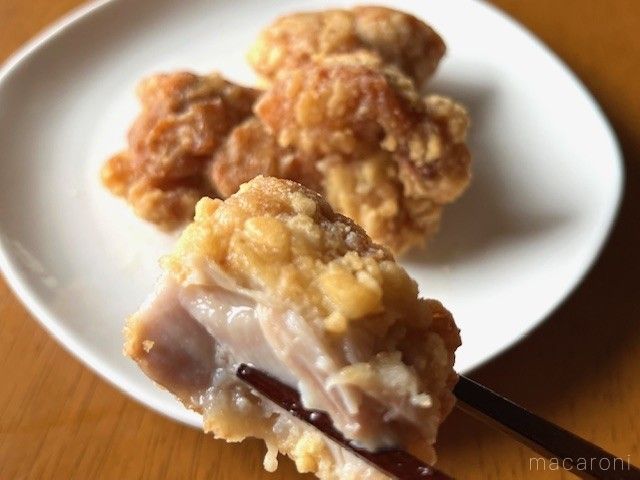 衣が少なめで鶏肉が大きな塩から揚げの断面