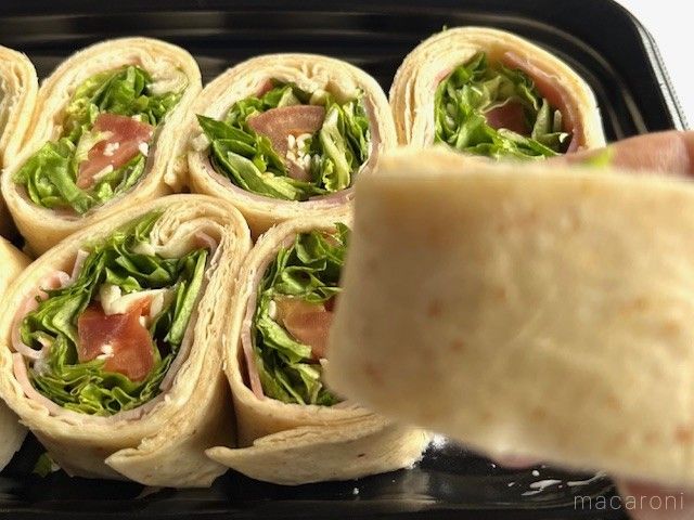 レタス、チーズ、ベーコンがたっぷり入ったミルフィーユローラー