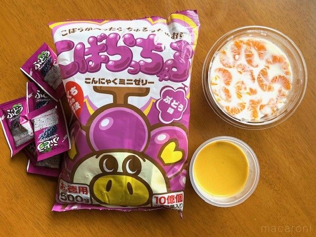 夏にぴったりなつるんと食べられるスイーツが机に置いてある