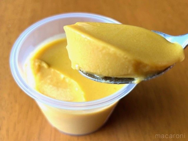 スプーンですくい上げられた濃いオレンジ色のマンゴープリン