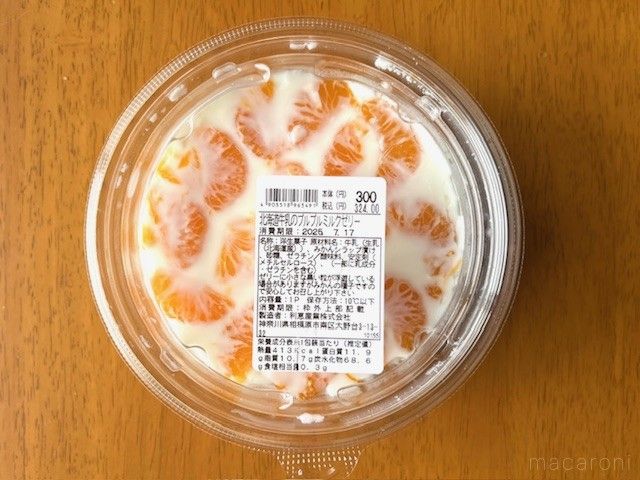 牛乳とみかんがたくさん入っているやわらかなミルクゼリー