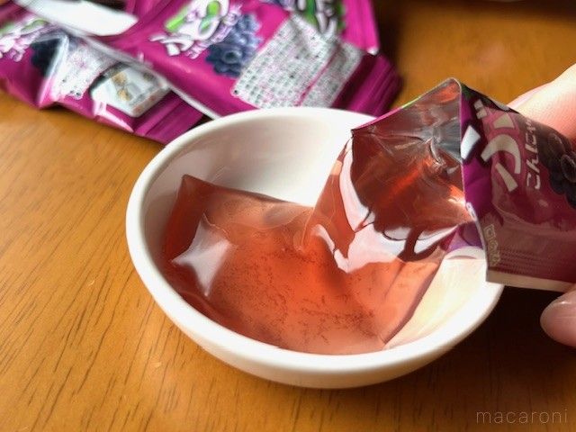 こんにゃくが入ったぶどう味のミニゼリーを皿に出している