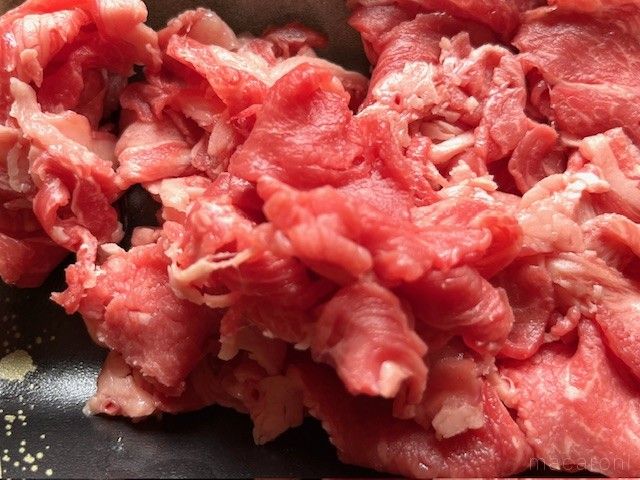 新鮮できれいな色をしている黒毛和牛の切り落とし肉
