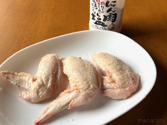 みなもと鶏手羽先にロピアのにん肉塩が振りかけられている