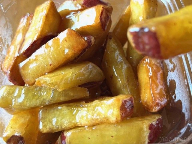 甘く味付けされたさつまいもがキラキラ光っている