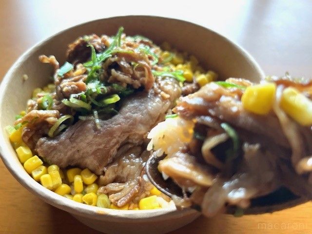 ガーリックが効いた牛肉とごはんをスプーンですくっている