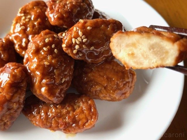 桜島とりが入ったつくねがお皿に盛り付けられている