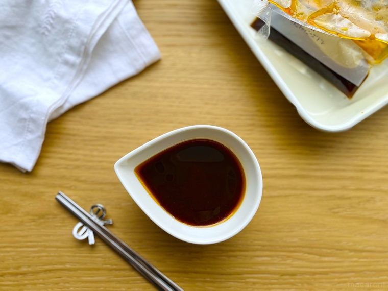 コストコチャイニーズコールドヌードルに付属しているタレを白い小皿に出したところ